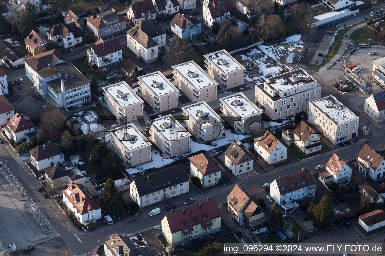 Chantiers d'ensemble de bâtiments pour la nouvelle construction d'un quartier urbain en centre-ville à Kandel dans le département Rhénanie-Palatinat, Allemagne d'un drone