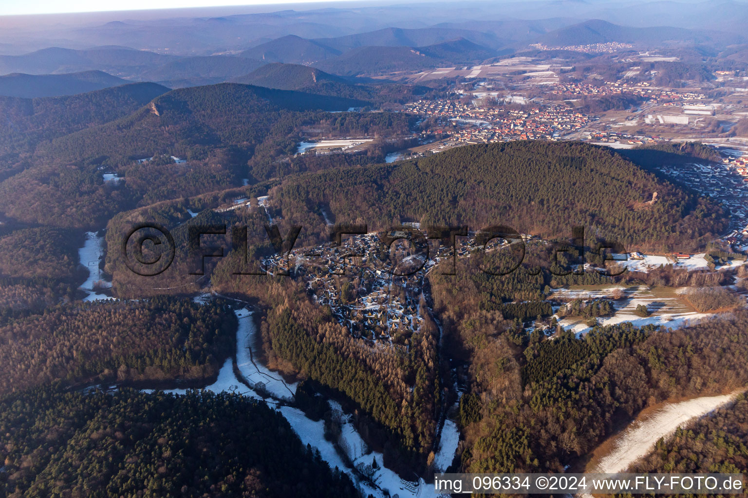 Vue aérienne de Village de vacances d'Eichwald en hiver avec de la neige à le quartier Gossersweiler in Gossersweiler-Stein dans le département Rhénanie-Palatinat, Allemagne