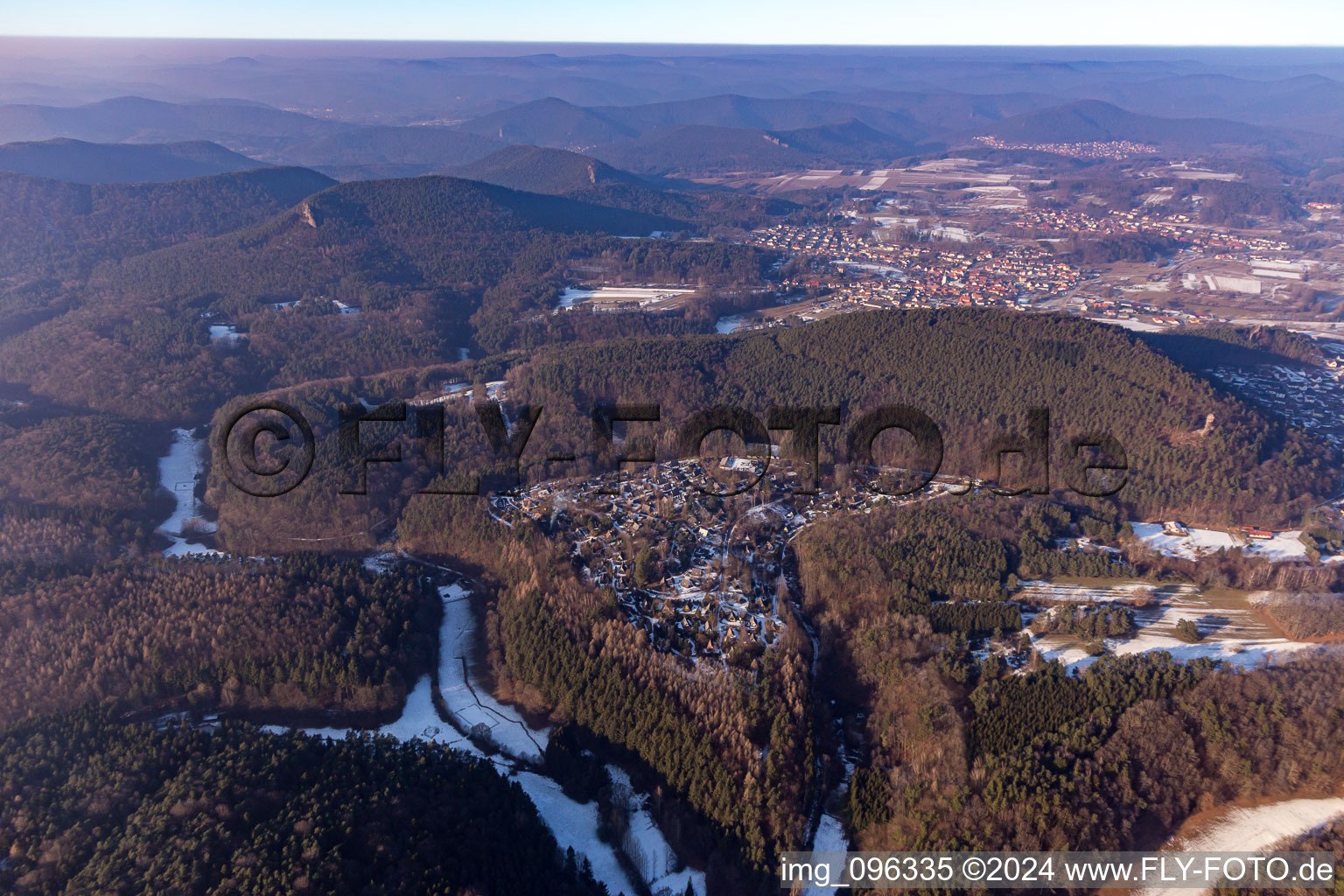 Vue aérienne de Complexe de maisons de vacances enneigé en hiver du parc de vacances Feriendorf Eichwald dans le quartier de Feriendorf Eichwald à le quartier Gossersweiler in Gossersweiler-Stein dans le département Rhénanie-Palatinat, Allemagne