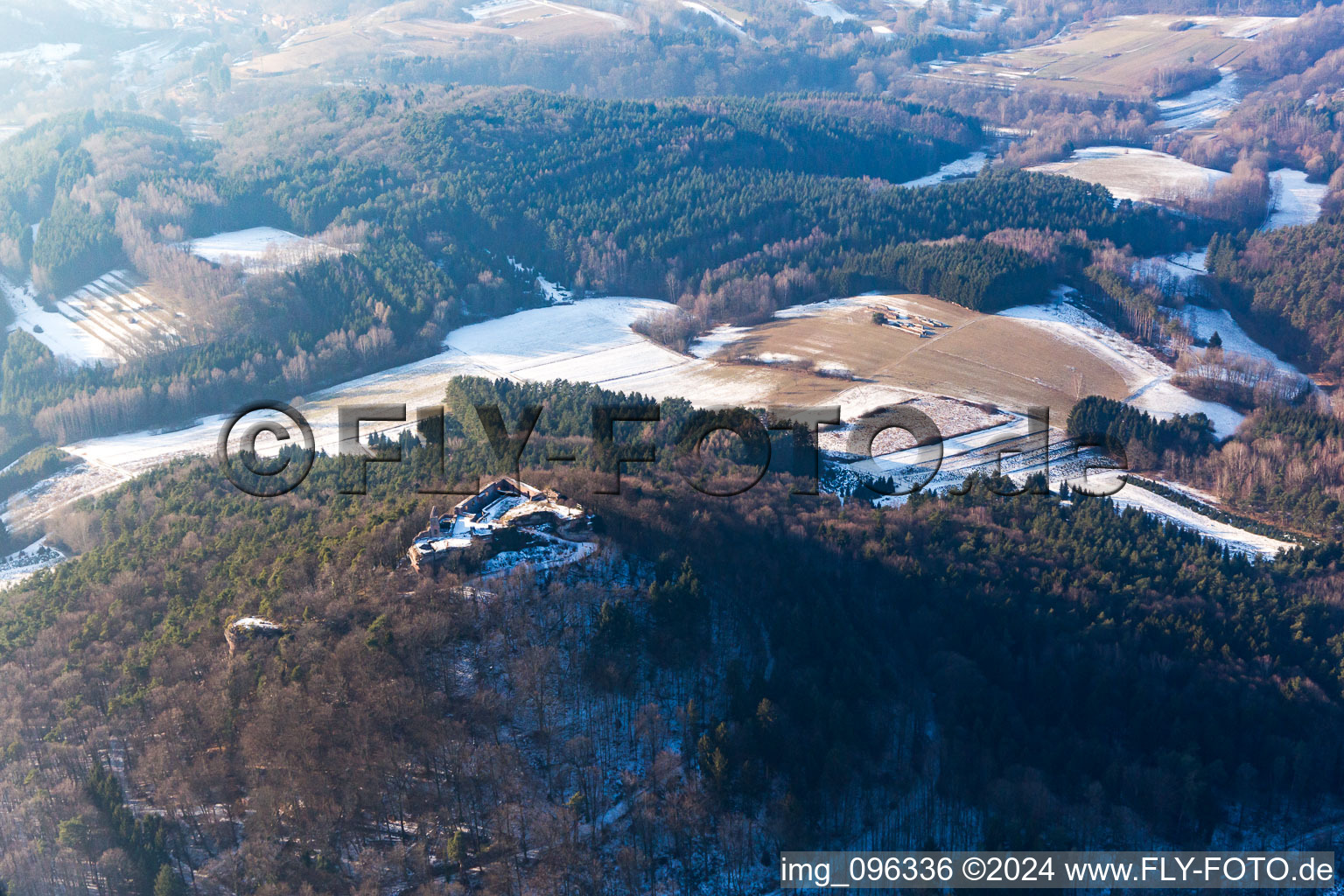 Vue aérienne de Ruines du château à Darstein dans le département Rhénanie-Palatinat, Allemagne