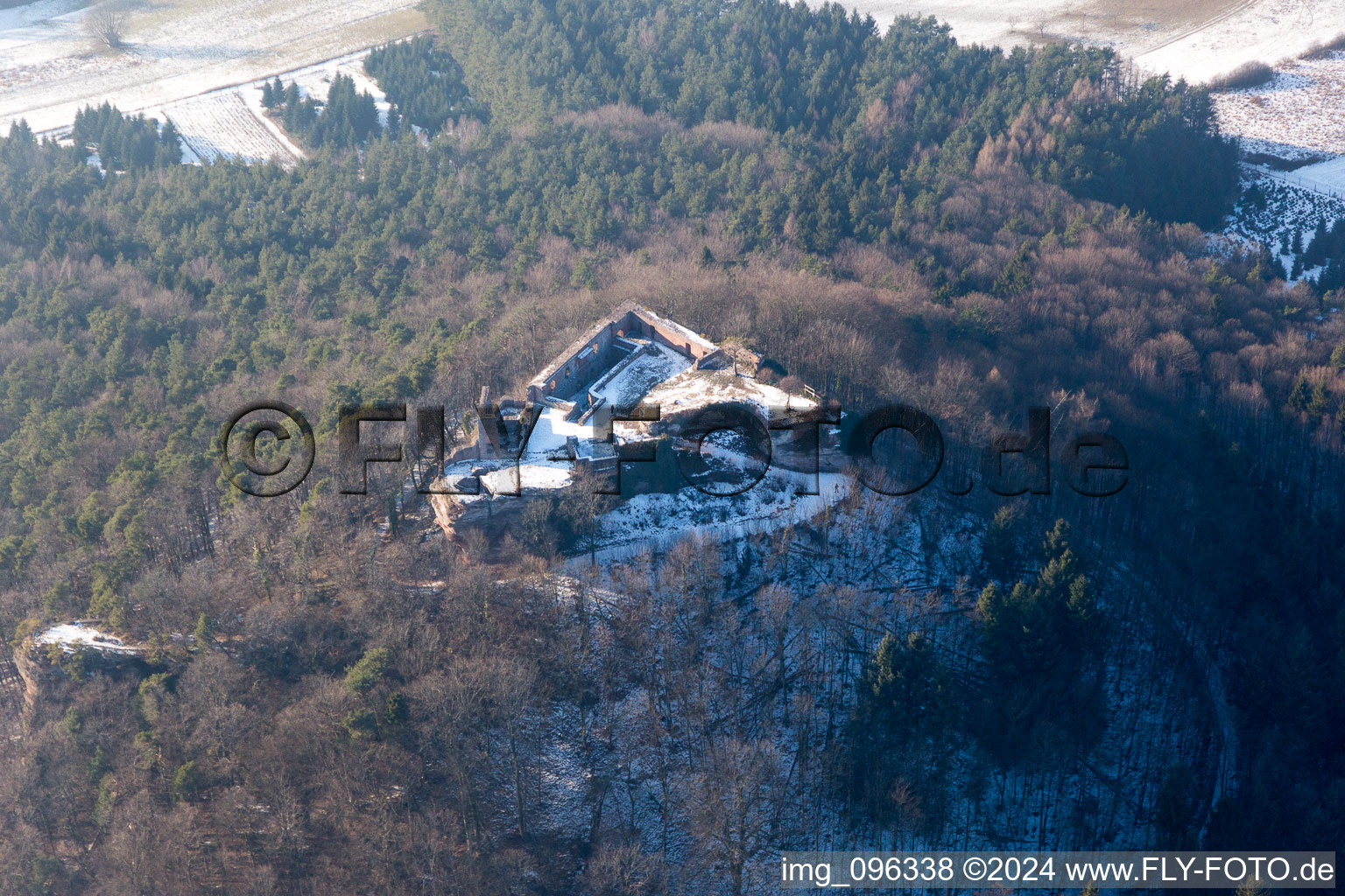 Vue aérienne de Ruines enneigées d'hiver et vestiges du mur de l'ancien complexe du château de Lindelbrunn à Vorderweidenthal dans le département Rhénanie-Palatinat, Allemagne