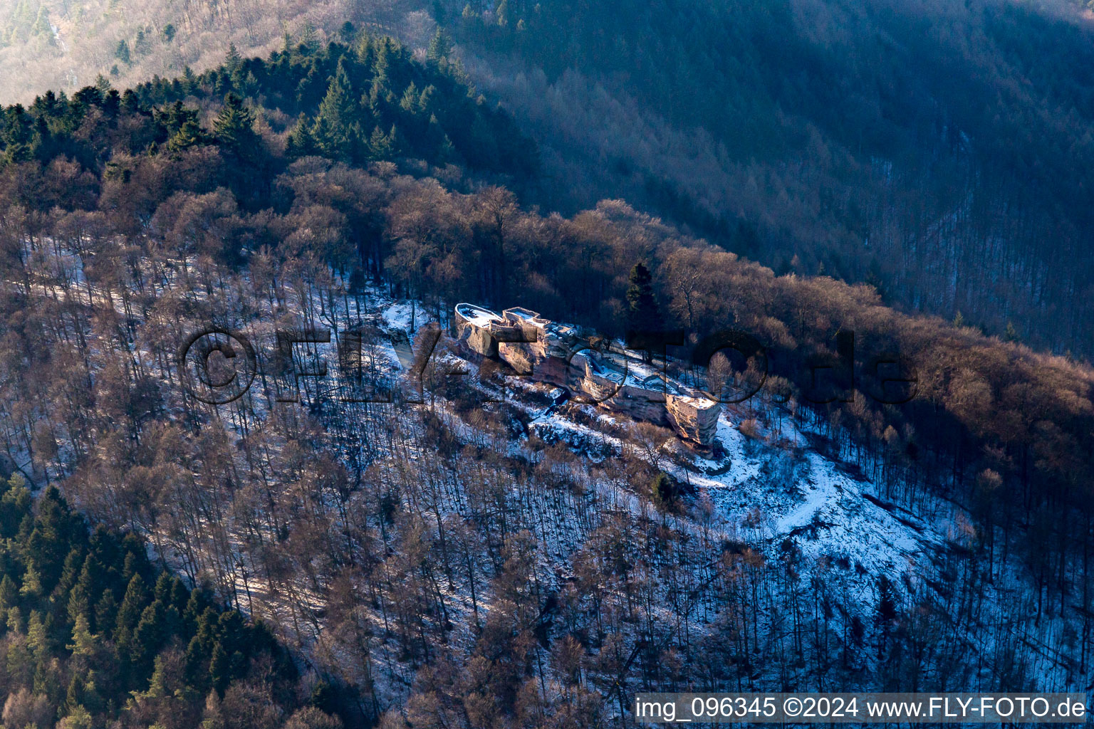 Vue aérienne de Ruines du Höhnburg médiéval Wegelnburg à Schönau dans le département Rhénanie-Palatinat, Allemagne