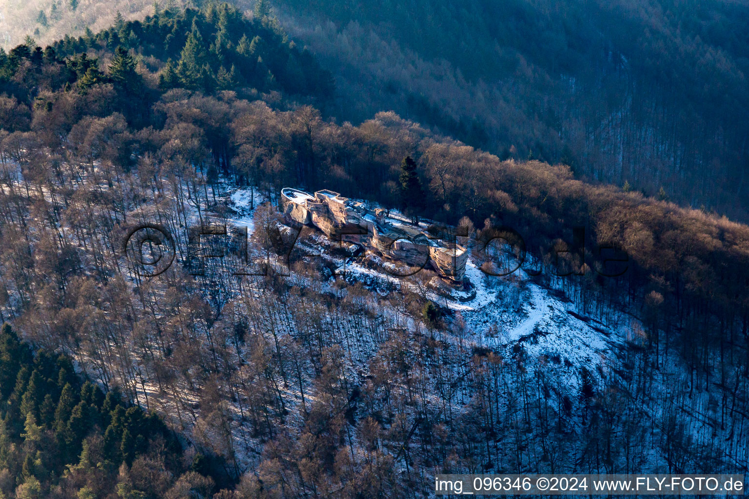 Photographie aérienne de Ruines du Höhnburg médiéval Wegelnburg à Schönau dans le département Rhénanie-Palatinat, Allemagne