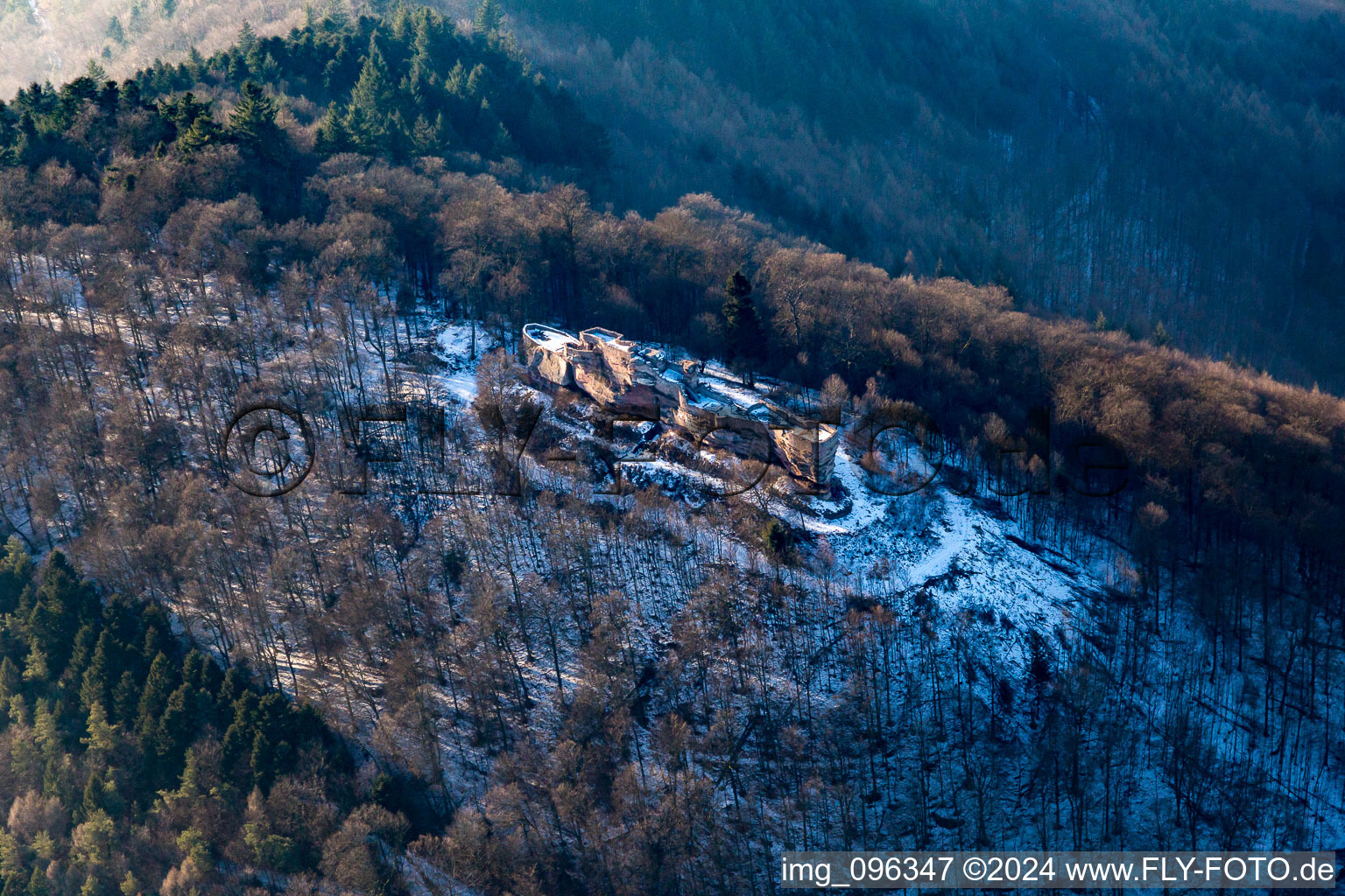 Vue oblique de Ruines du Höhnburg médiéval Wegelnburg à Schönau dans le département Rhénanie-Palatinat, Allemagne