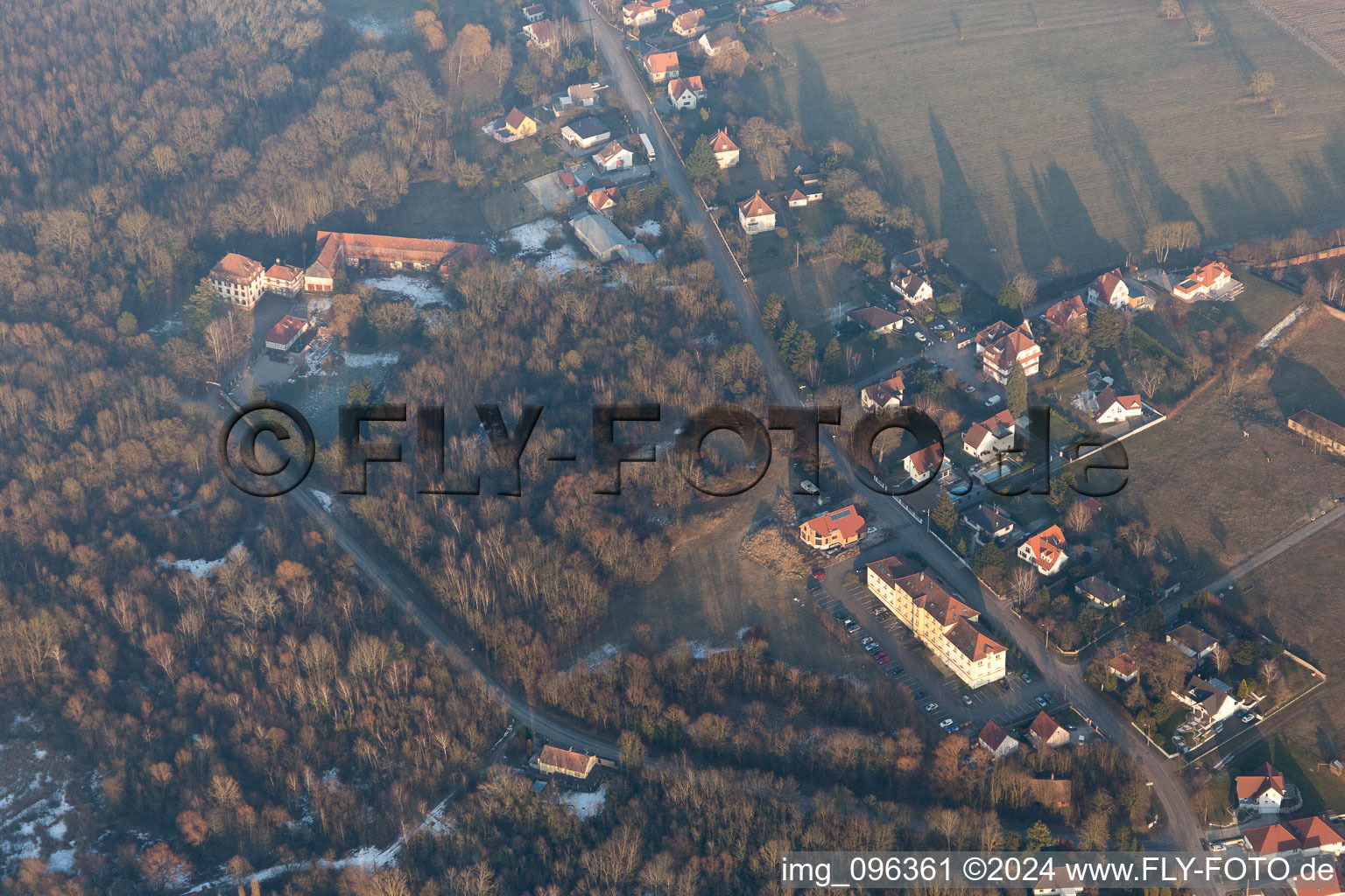 Vue d'oiseau de Preuschdorf dans le département Bas Rhin, France