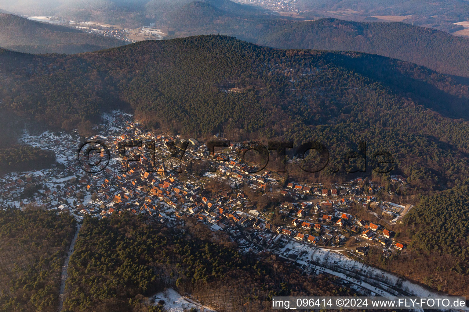 Dörrenbach dans le département Rhénanie-Palatinat, Allemagne du point de vue du drone