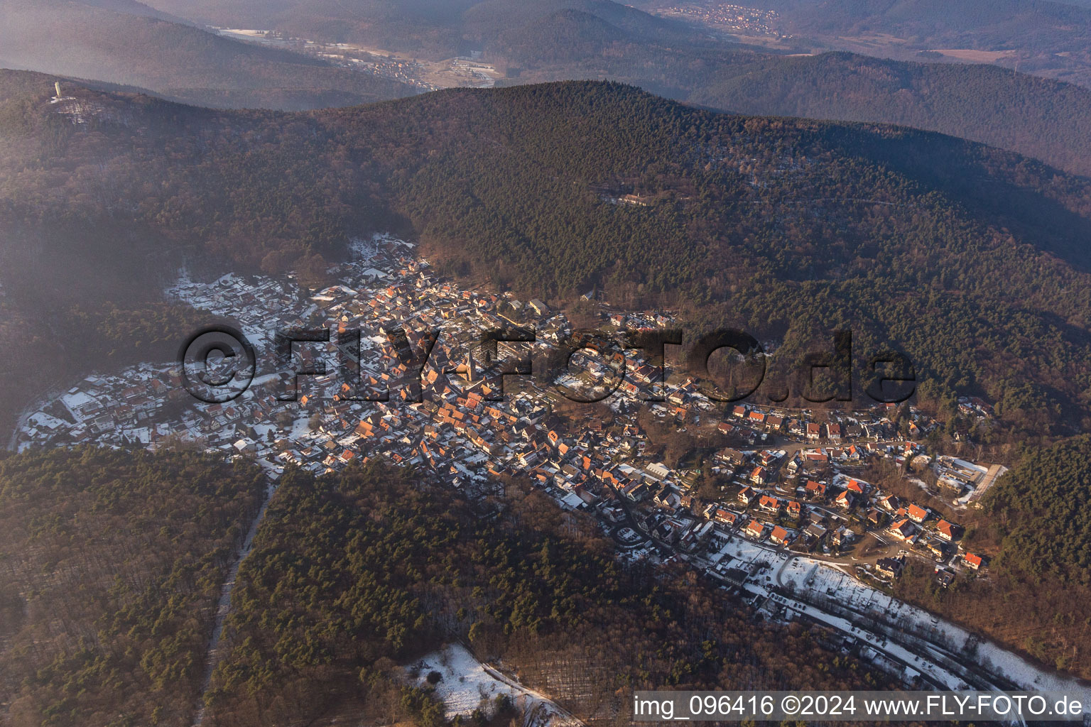 Vue aérienne de Forêt enneigée d'hiver et paysage de montagne de la forêt du sud du Palatinat à Dörrenbach dans le département Rhénanie-Palatinat, Allemagne