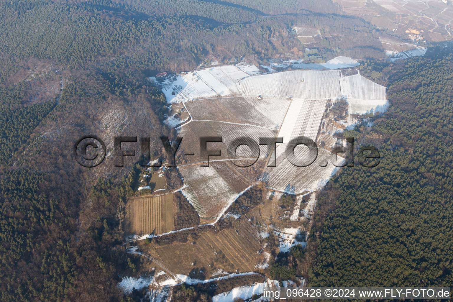 Vue aérienne de Haardtrand-Wolfsteig dans la neige à Pleisweiler-Oberhofen dans le département Rhénanie-Palatinat, Allemagne