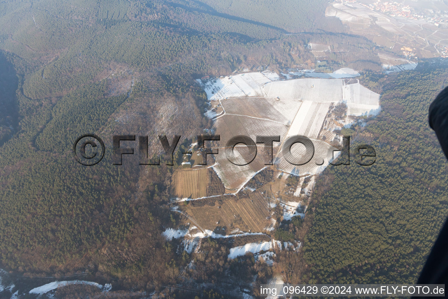 Vue aérienne de Haardtrand-Wolfsteig dans la neige à Pleisweiler-Oberhofen dans le département Rhénanie-Palatinat, Allemagne