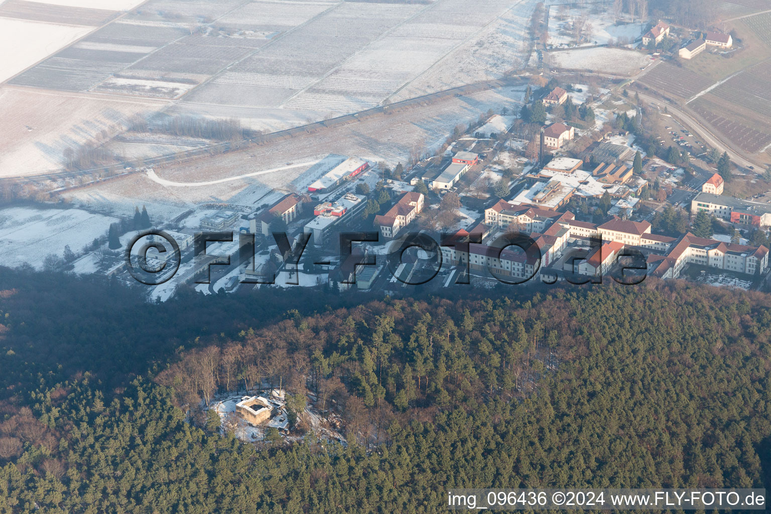 Vue d'oiseau de Klingenmünster dans le département Rhénanie-Palatinat, Allemagne