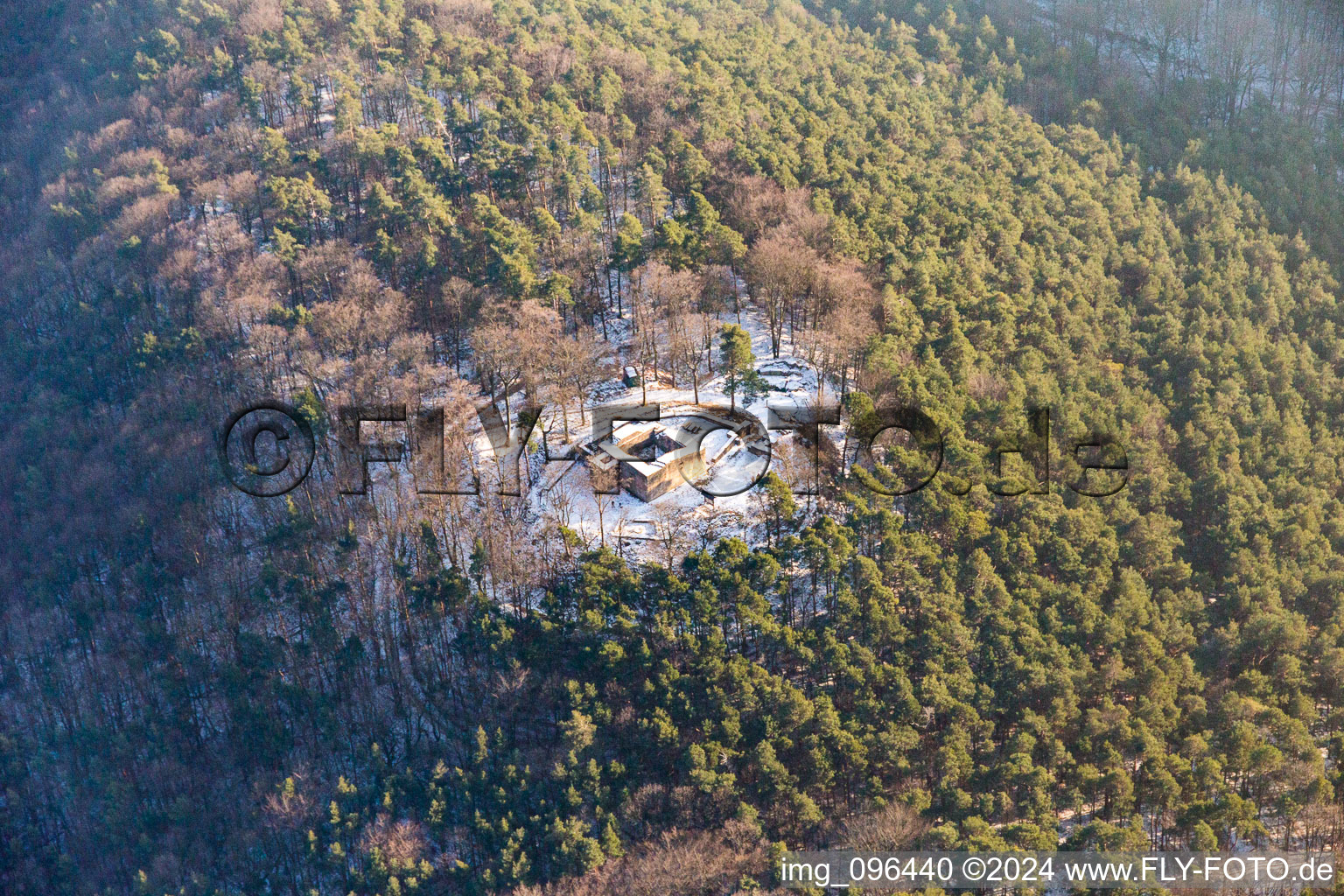 Vue aérienne de Waldschlössel en hiver avec de la neige à Klingenmünster dans le département Rhénanie-Palatinat, Allemagne