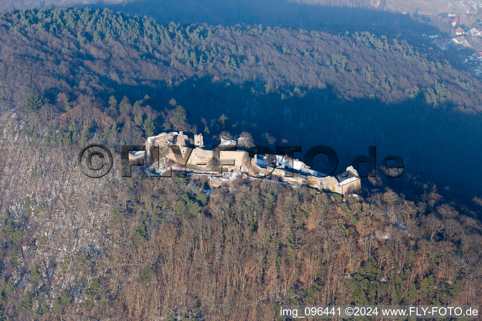 Vue aérienne de Madenbourg à Eschbach dans le département Rhénanie-Palatinat, Allemagne