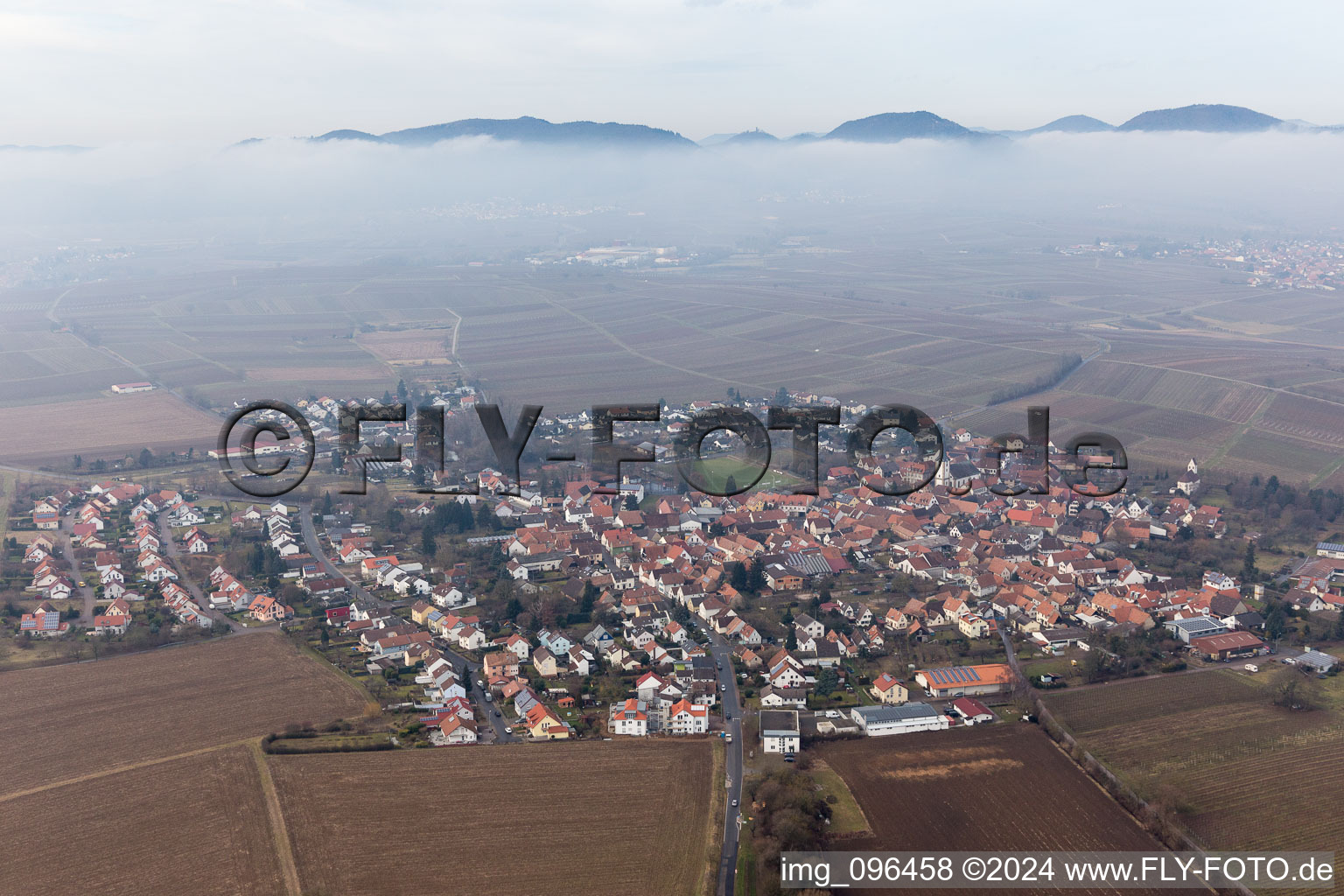 Vue aérienne de Village - vue sous les nuages en bordure des champs à le quartier Mörzheim in Landau in der Pfalz dans le département Rhénanie-Palatinat, Allemagne