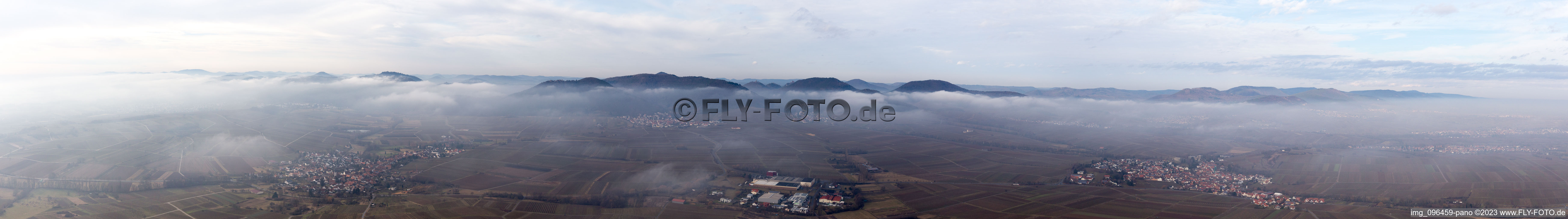 Vue aérienne de Panorama avec nuages bas à Ilbesheim bei Landau in der Pfalz dans le département Rhénanie-Palatinat, Allemagne