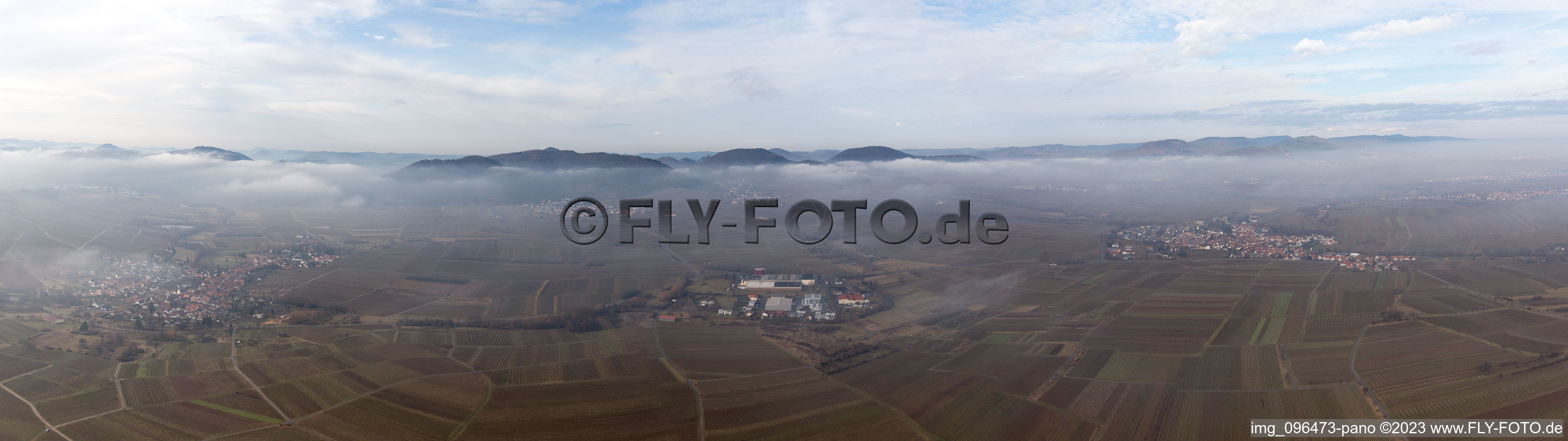 Vue aérienne de Panorama avec nuages bas à Ilbesheim bei Landau in der Pfalz dans le département Rhénanie-Palatinat, Allemagne