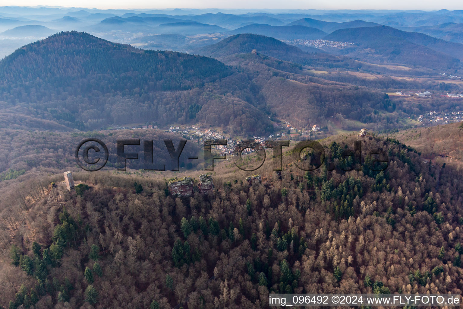 Vue oblique de Ruines du château Anebos Jungturm et Scharfenberg à Leinsweiler dans le département Rhénanie-Palatinat, Allemagne