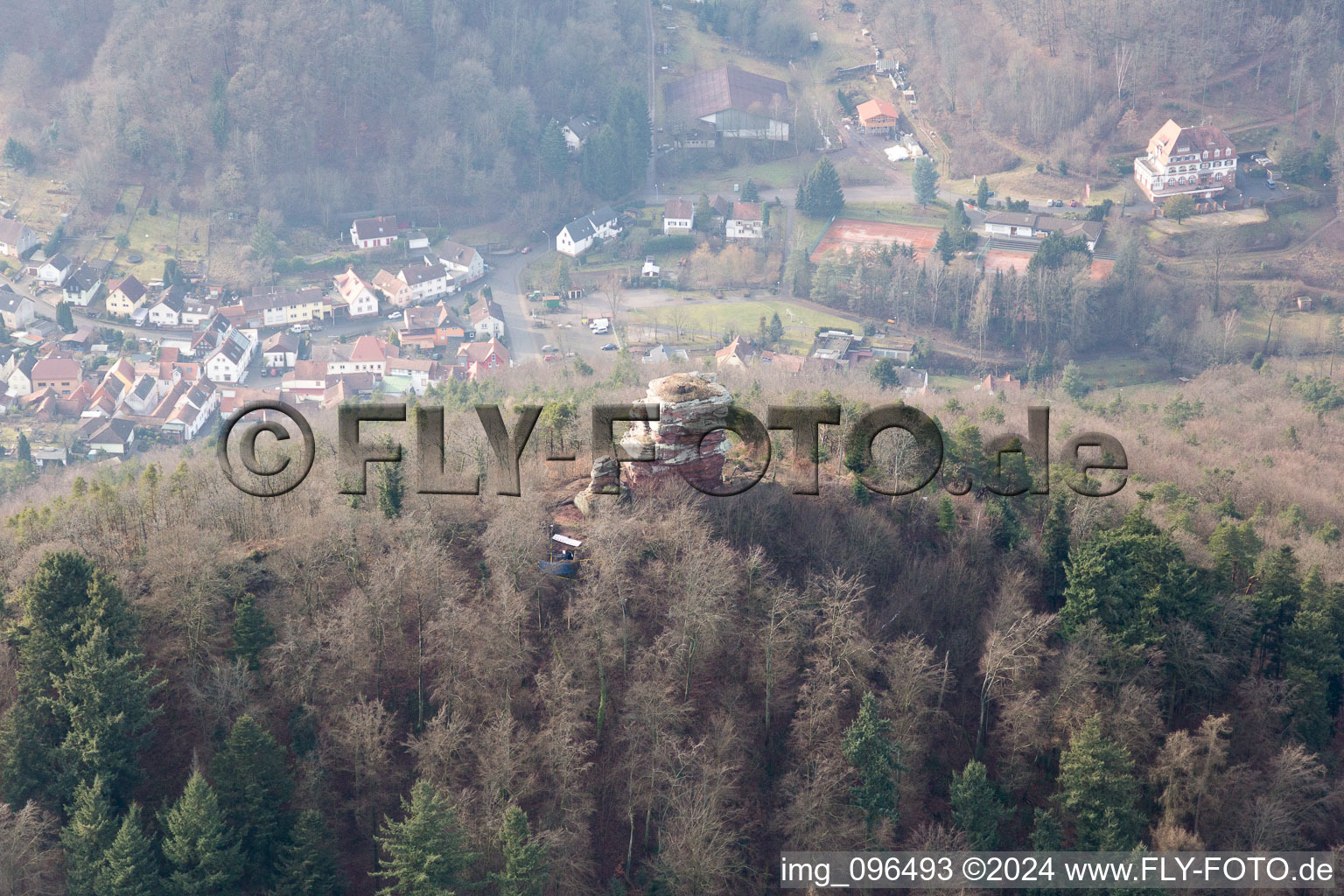 Vue aérienne de Ruines du château d'Anebos à Leinsweiler dans le département Rhénanie-Palatinat, Allemagne