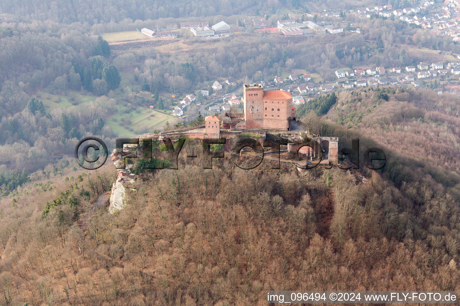 Château de Trifels à Annweiler am Trifels dans le département Rhénanie-Palatinat, Allemagne depuis l'avion