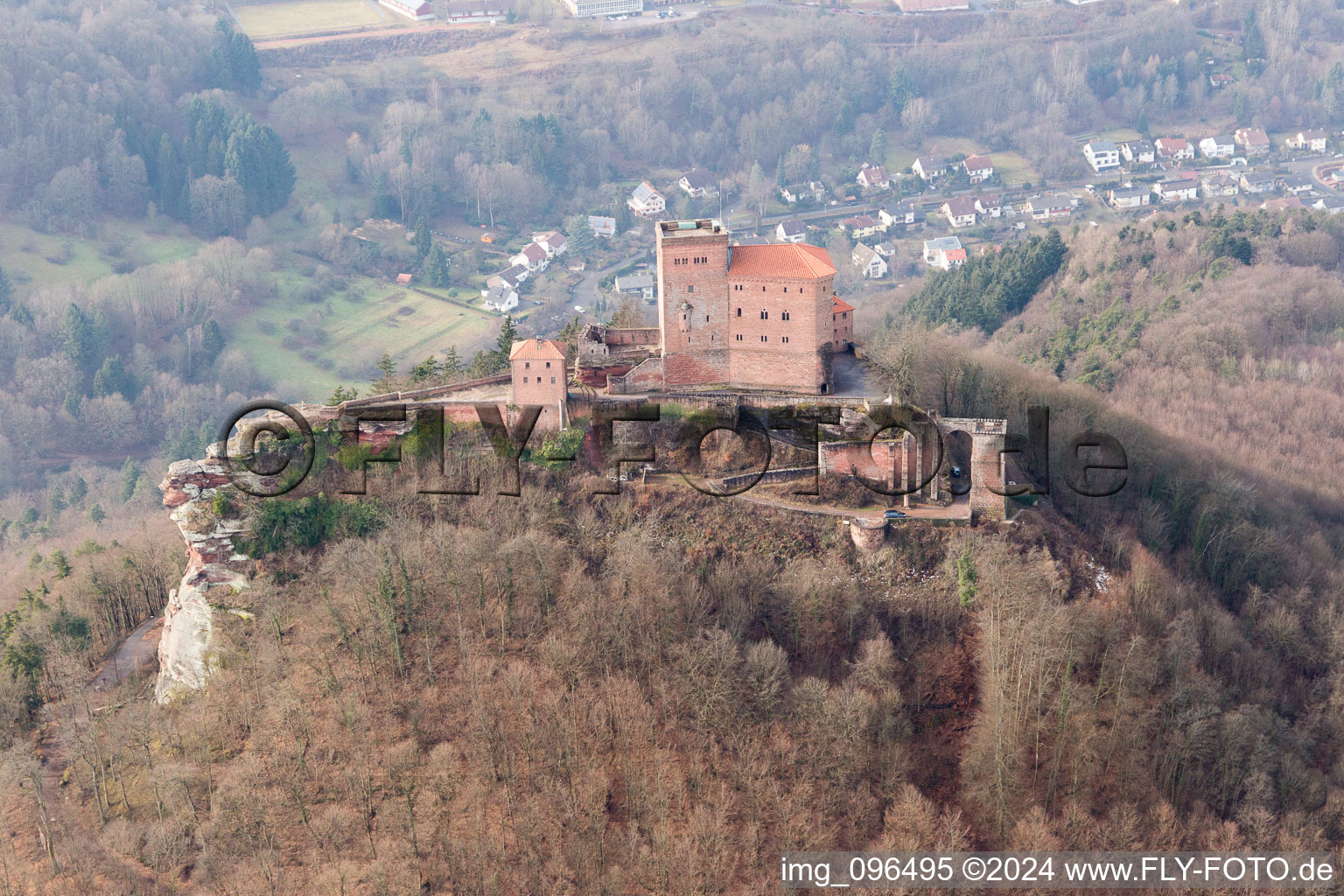 Vue d'oiseau de Château de Trifels à Annweiler am Trifels dans le département Rhénanie-Palatinat, Allemagne