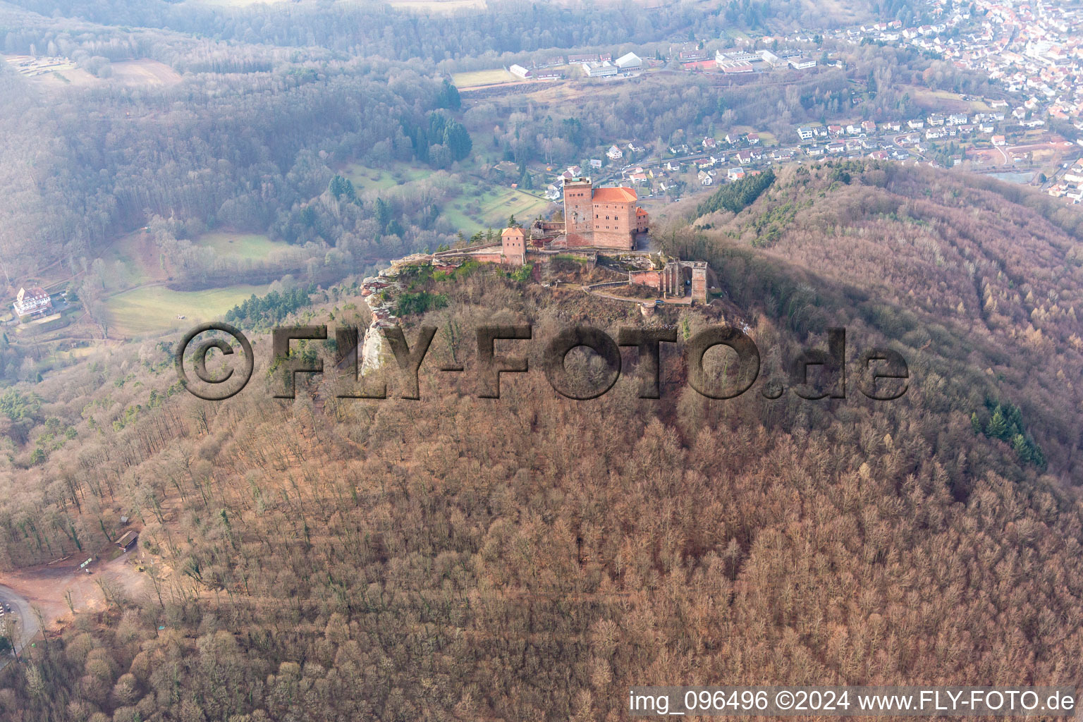 Château de Trifels à Annweiler am Trifels dans le département Rhénanie-Palatinat, Allemagne vue du ciel