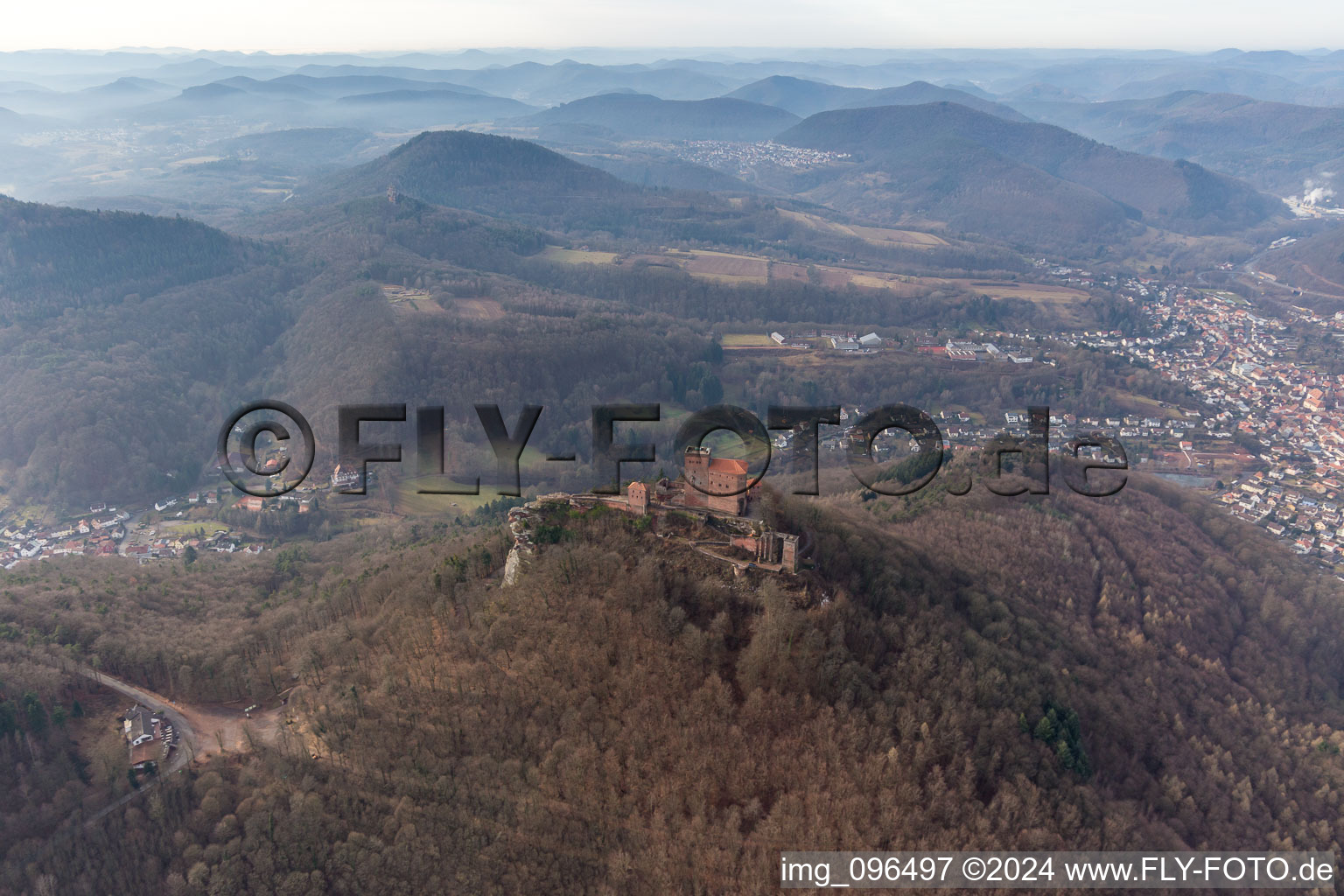 Enregistrement par drone de Château de Trifels à Annweiler am Trifels dans le département Rhénanie-Palatinat, Allemagne