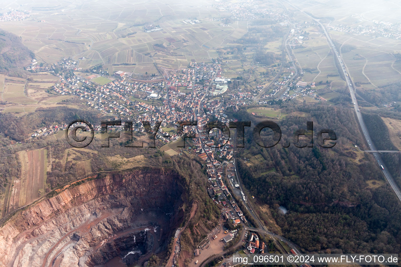 Albersweiler dans le département Rhénanie-Palatinat, Allemagne depuis l'avion