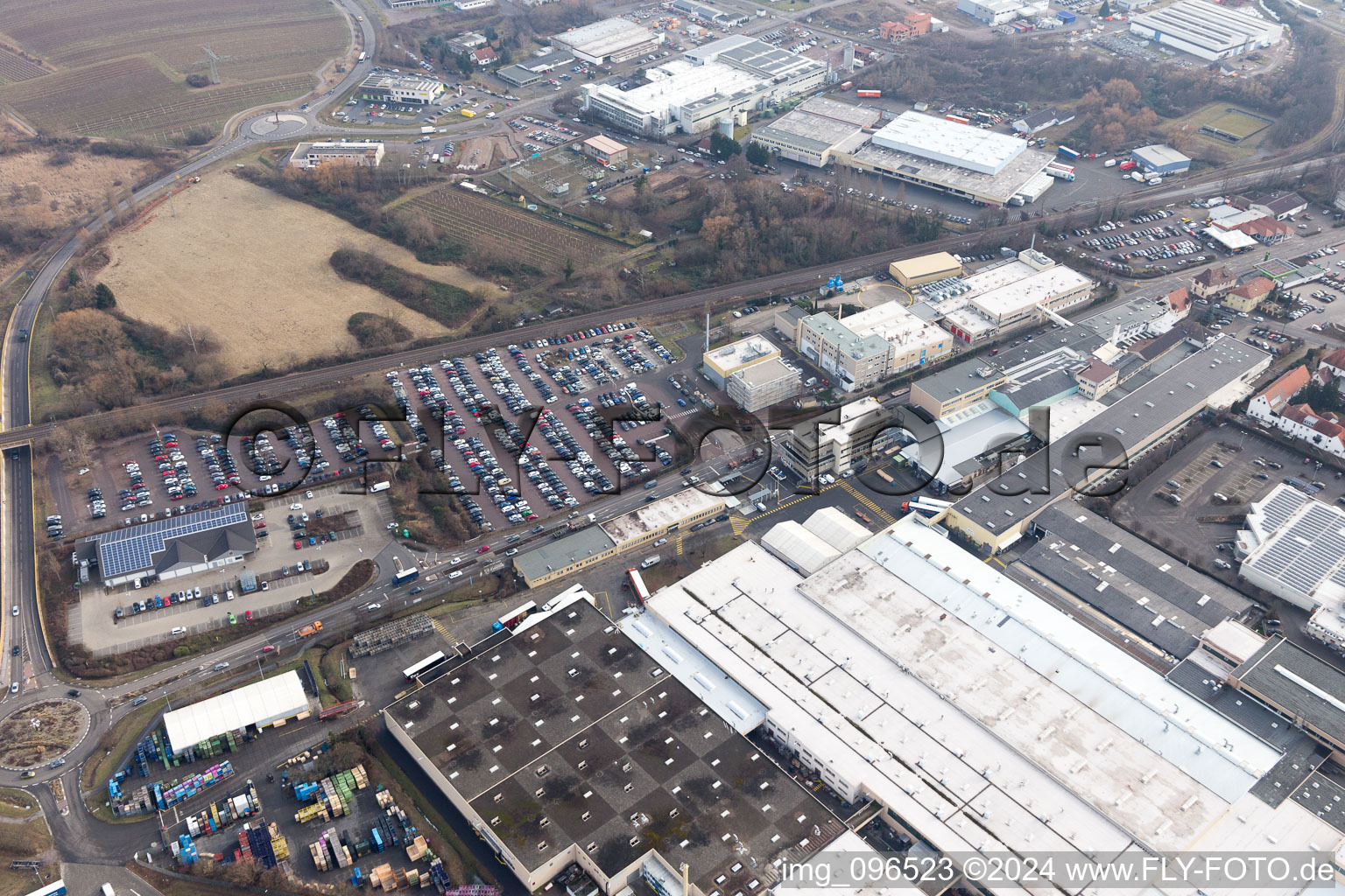 Vue aérienne de Locaux de l'usine de Tenneco Automotive Deutschland GmbH à Edenkoben dans le département Rhénanie-Palatinat, Allemagne