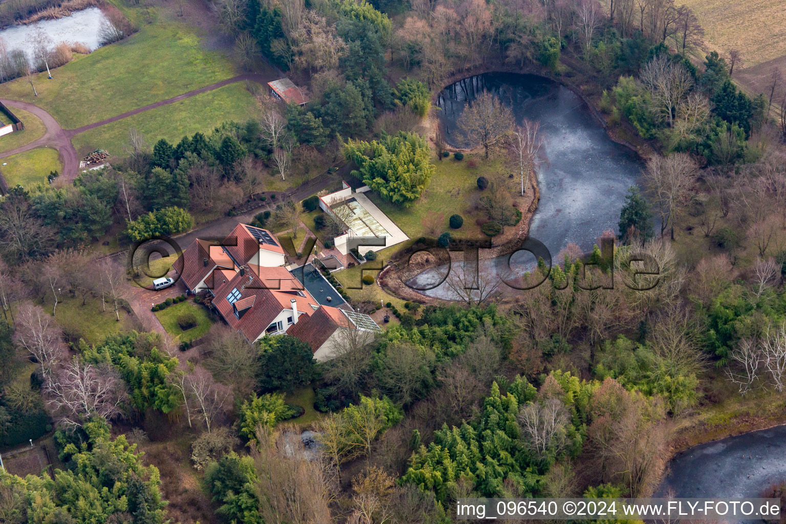 Vue aérienne de Biotope au centre de sports et de loisirs Bornheim à Bornheim dans le département Rhénanie-Palatinat, Allemagne