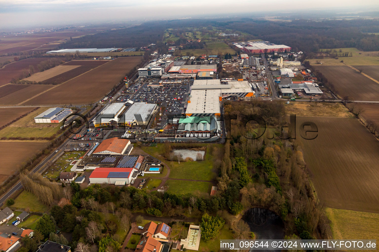 Vue aérienne de Quincaillerie Hornbach de l'ouest à Bornheim dans le département Rhénanie-Palatinat, Allemagne