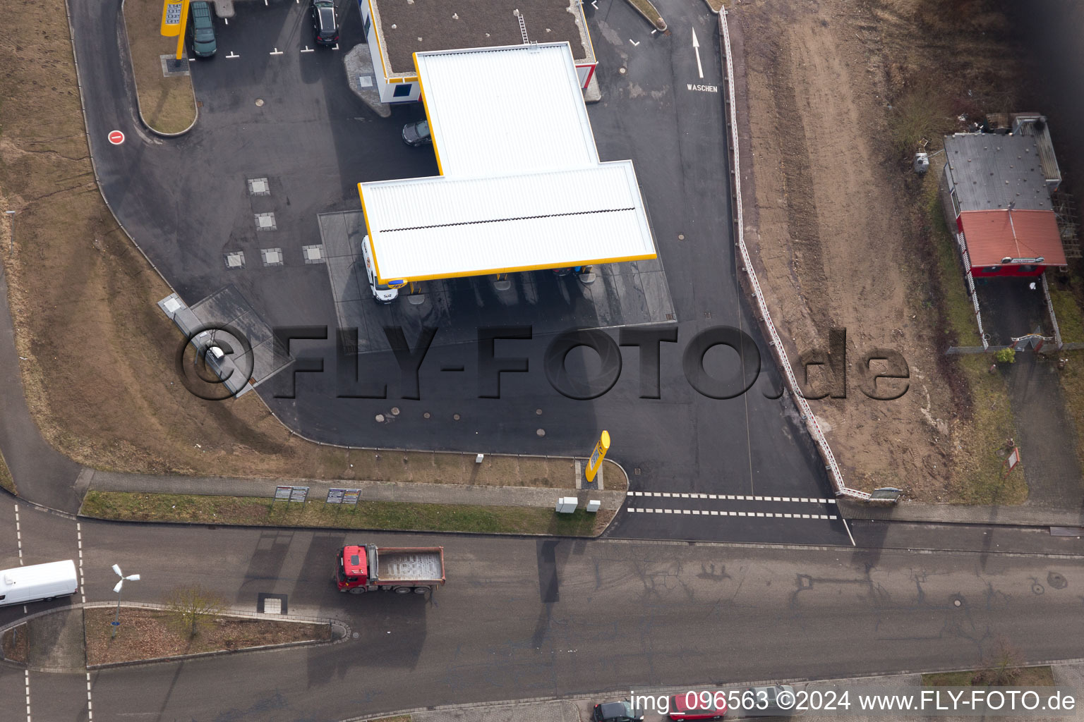 Vue aérienne de Horst la nouvelle station-service JET à le quartier Minderslachen in Kandel dans le département Rhénanie-Palatinat, Allemagne