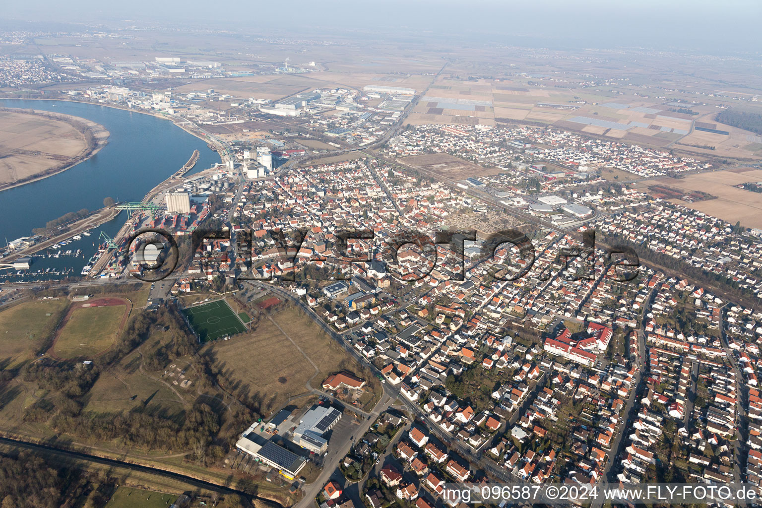 Gernsheim dans le département Hesse, Allemagne du point de vue du drone