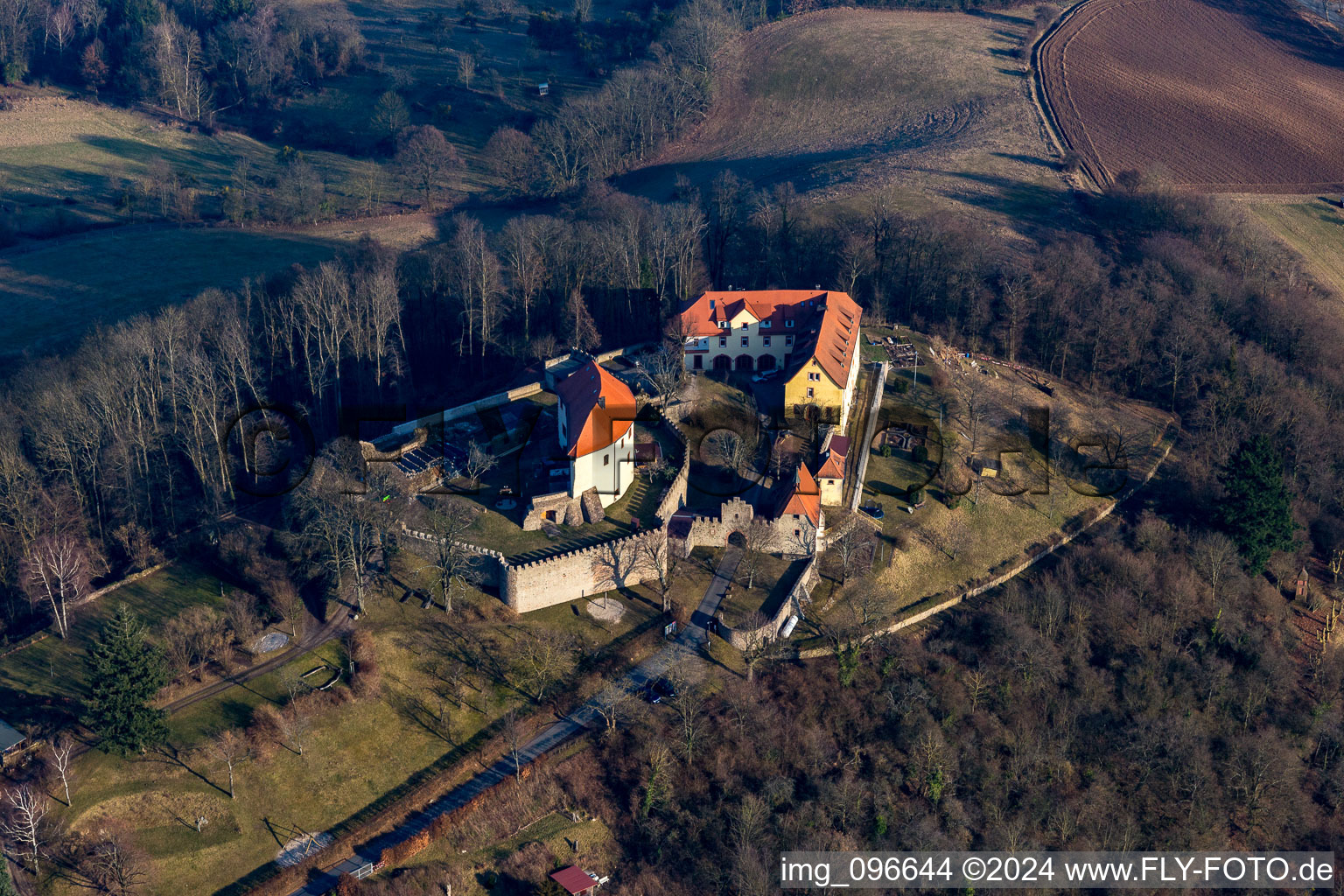 Vue aérienne de Domaine d'expérience sur le terrain du château de Reichenberg (Odenwald) à Reichelsheim dans le département Hesse, Allemagne