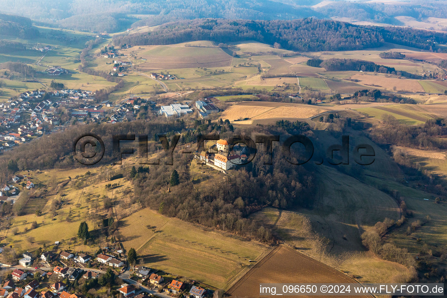 Vue aérienne de Domaine d'expérience sur le terrain du château de Reichenberg (Odenwald) à Reichelsheim dans le département Hesse, Allemagne