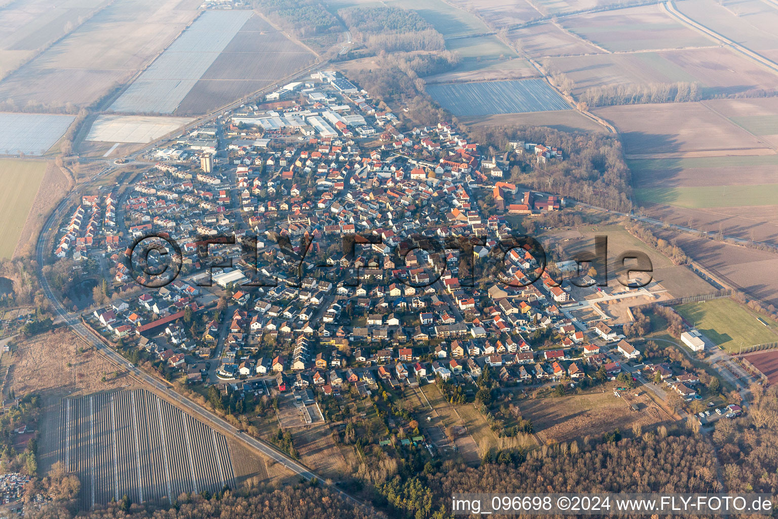 Vue oblique de Vue sur les rues et les maisons en forme de fer à cheval des quartiers résidentiels du quartier Hüttenfeld à Lampertheim à Hüttenfeld dans le département Hesse, Allemagne