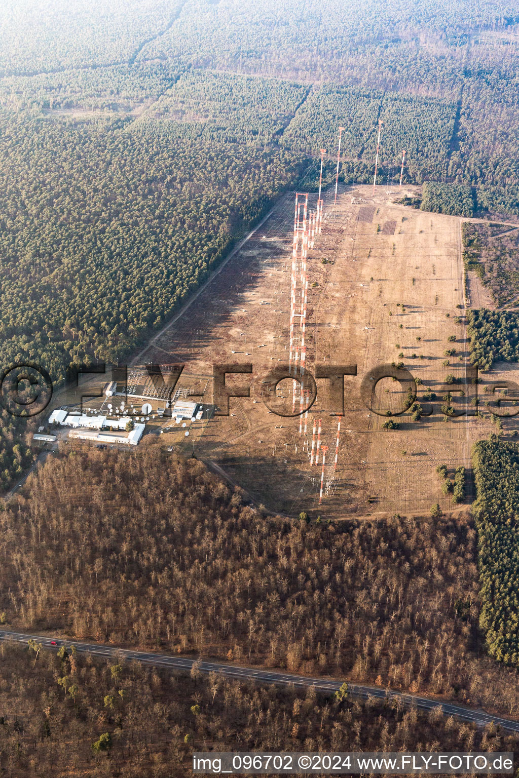 Vue aérienne de Système d'antenne à Lampertheim dans le département Hesse, Allemagne