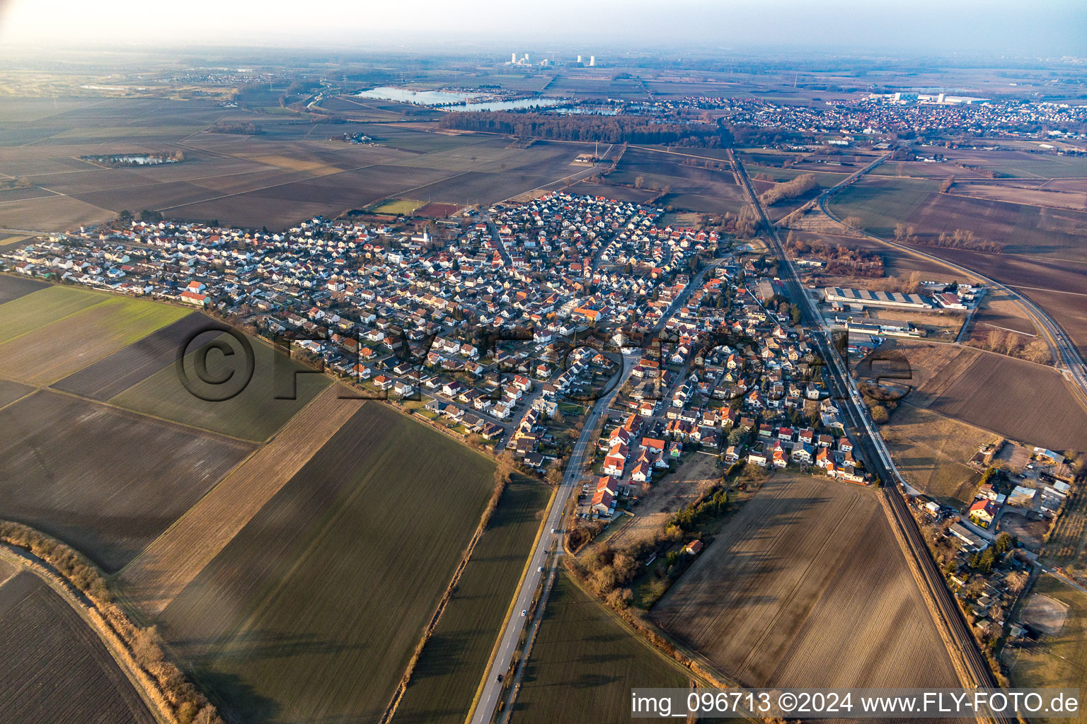 Vue aérienne de Rue de Mannheim à le quartier Bobstadt in Bürstadt dans le département Hesse, Allemagne