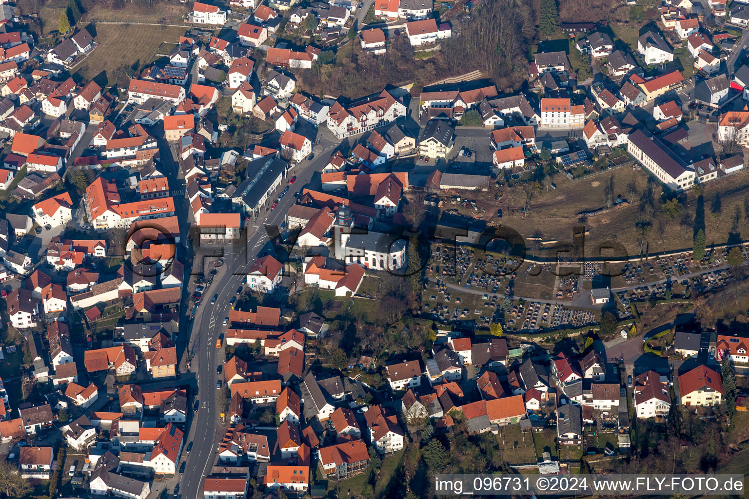 Vue aérienne de Clocher et toit de la tour de l'église évangélique Reichenbach (Odenwald) à le quartier Reichenbach in Lautertal dans le département Hesse, Allemagne