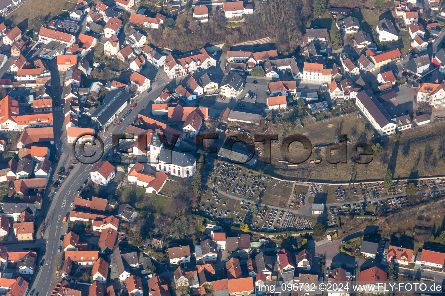 Vue aérienne de Clocher et toit de la tour de l'église évangélique Reichenbach (Odenwald) à le quartier Reichenbach in Lautertal dans le département Hesse, Allemagne