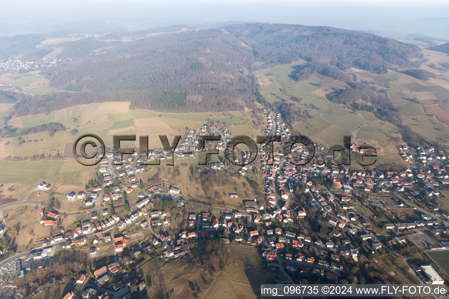 Vue aérienne de Gadernheim dans le département Hesse, Allemagne