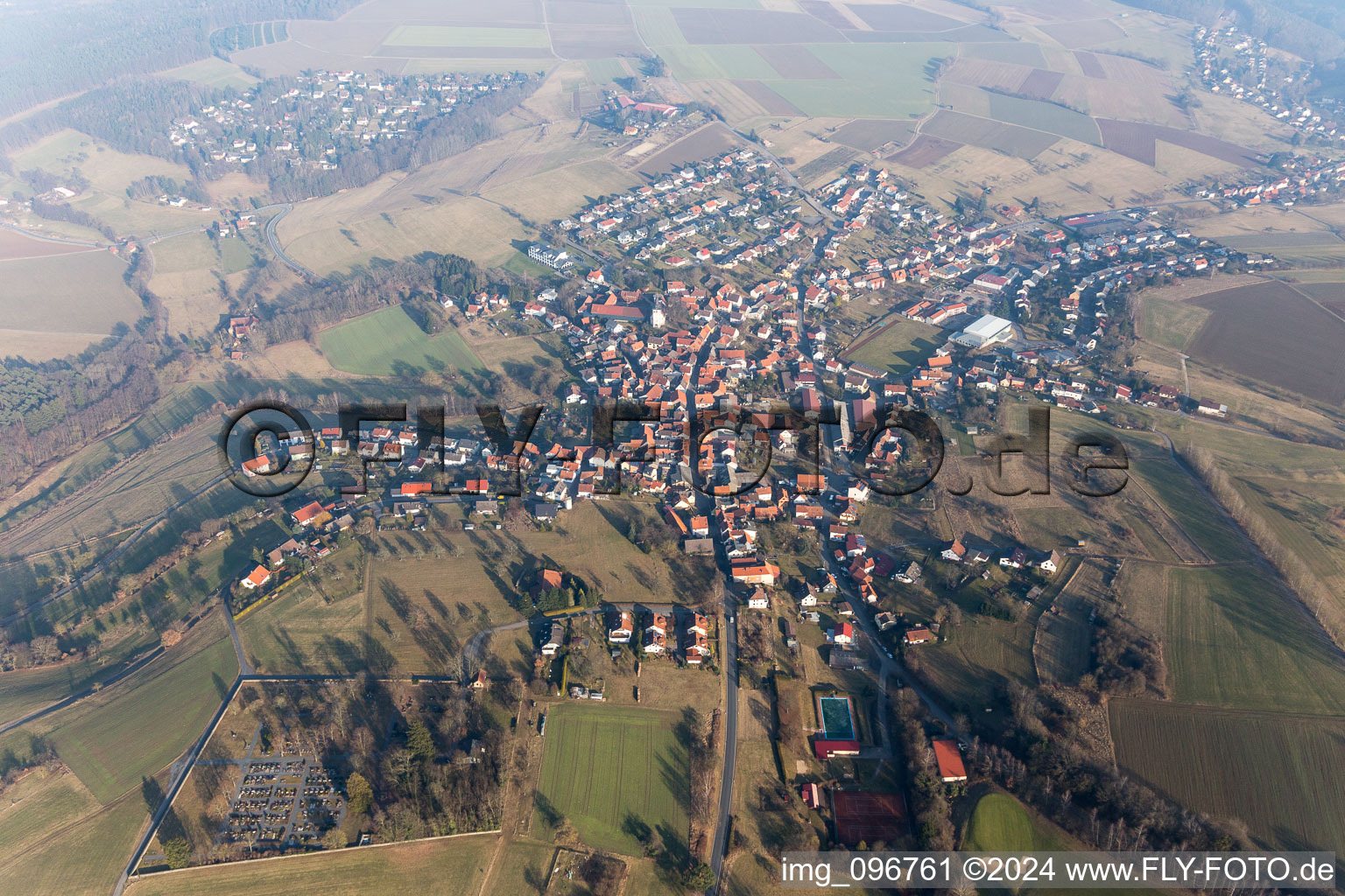 Vue aérienne de Quartier Kirchbrombach in Brombachtal dans le département Hesse, Allemagne