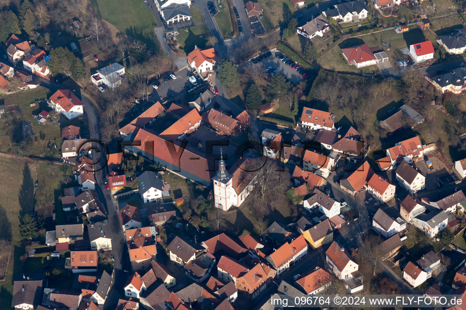 Vue aérienne de Château et église à le quartier Kirchbrombach in Brombachtal dans le département Hesse, Allemagne