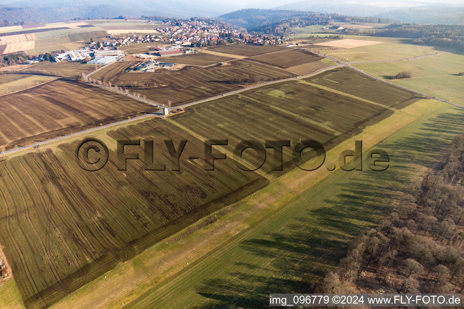 Vue aérienne de Aérodrome à le quartier Vielbrunn in Michelstadt dans le département Hesse, Allemagne