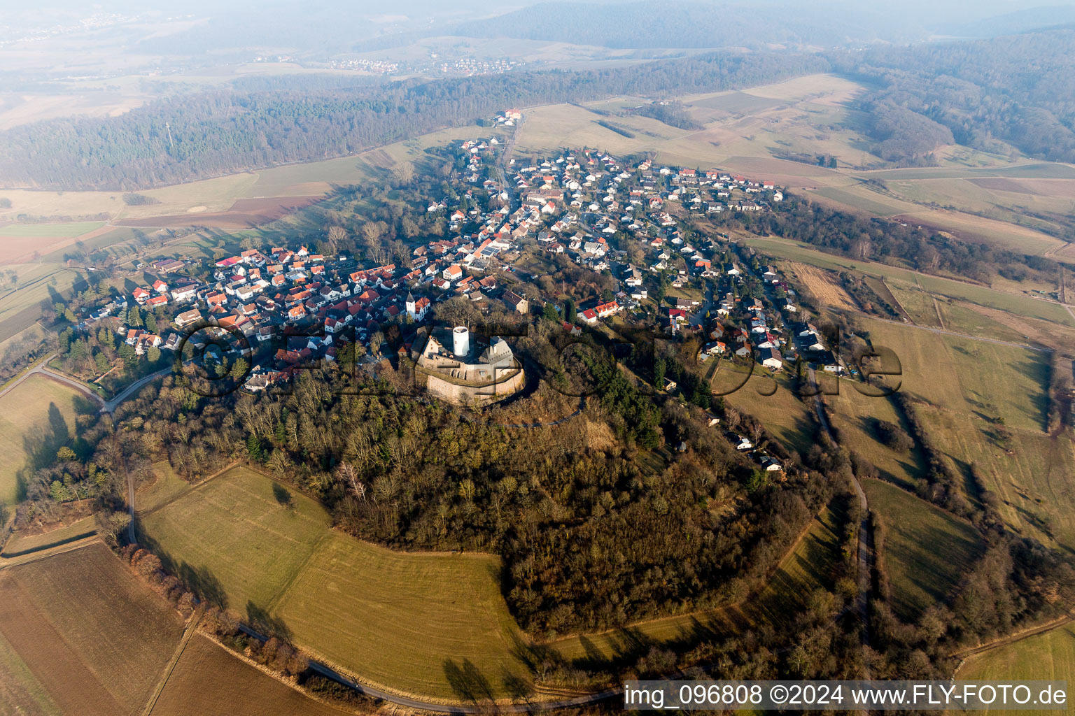 Vue aérienne de Complexe du château du Musée Veste sur le Burgweg à le quartier Hering in Otzberg dans le département Hesse, Allemagne