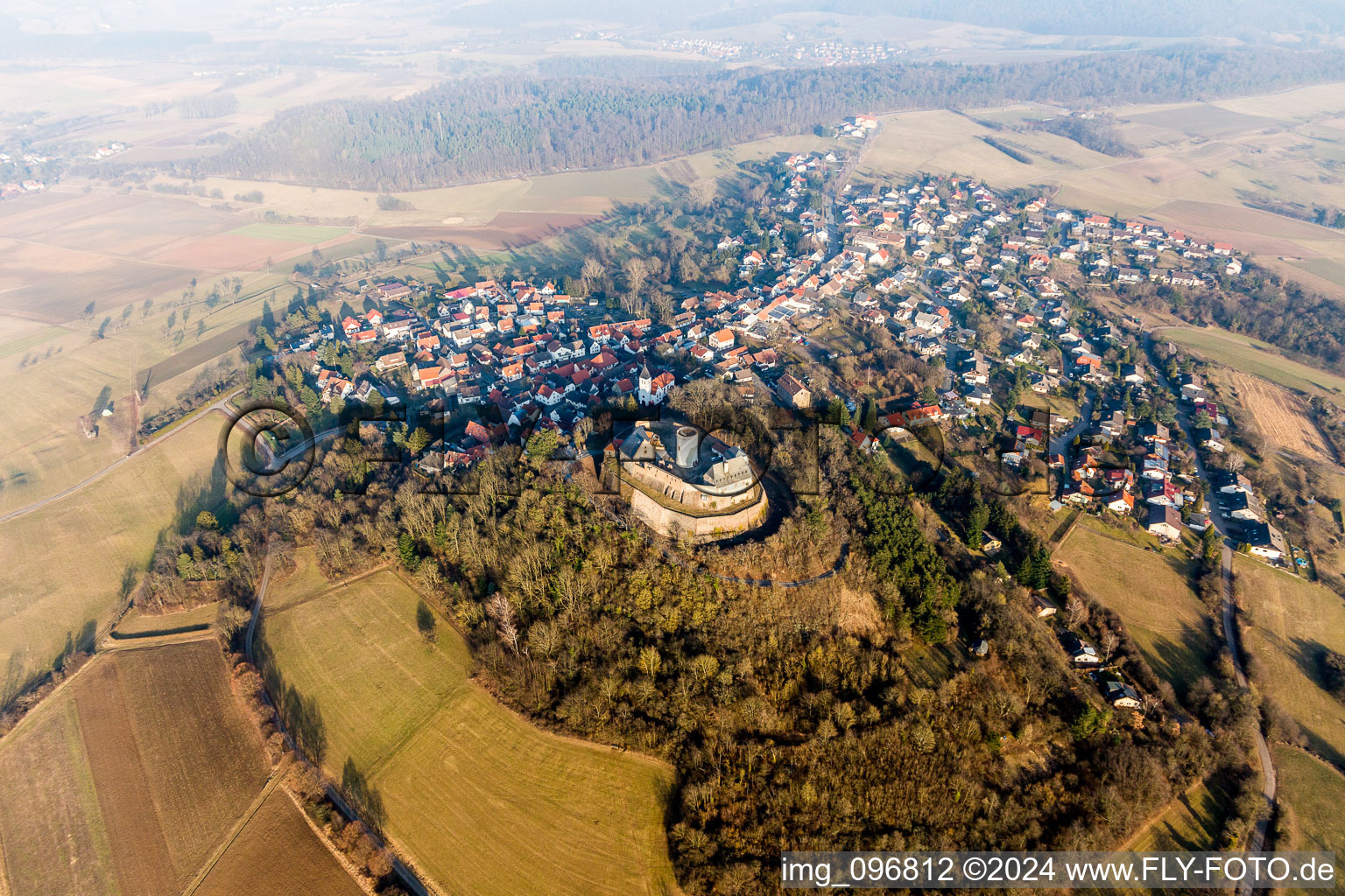 Vue oblique de Complexe du château du Musée Veste sur le Burgweg à le quartier Hering in Otzberg dans le département Hesse, Allemagne