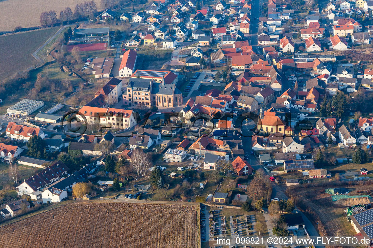 Vue aérienne de Maison Saint-Joseph à le quartier Klein-Zimmern in Groß-Zimmern dans le département Hesse, Allemagne