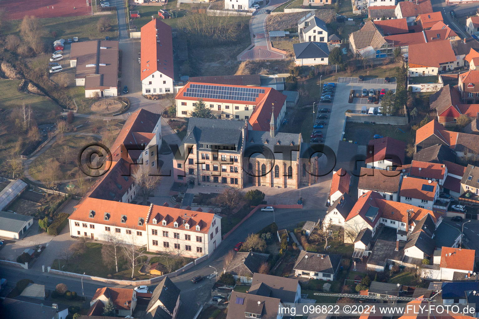 Vue aérienne de Site, administration et base de l'organisation caritative à but non lucratif St. Josephshaus Children and Youth Welfare Center non lucratif GmbH à le quartier Klein-Zimmern in Groß-Zimmern dans le département Hesse, Allemagne