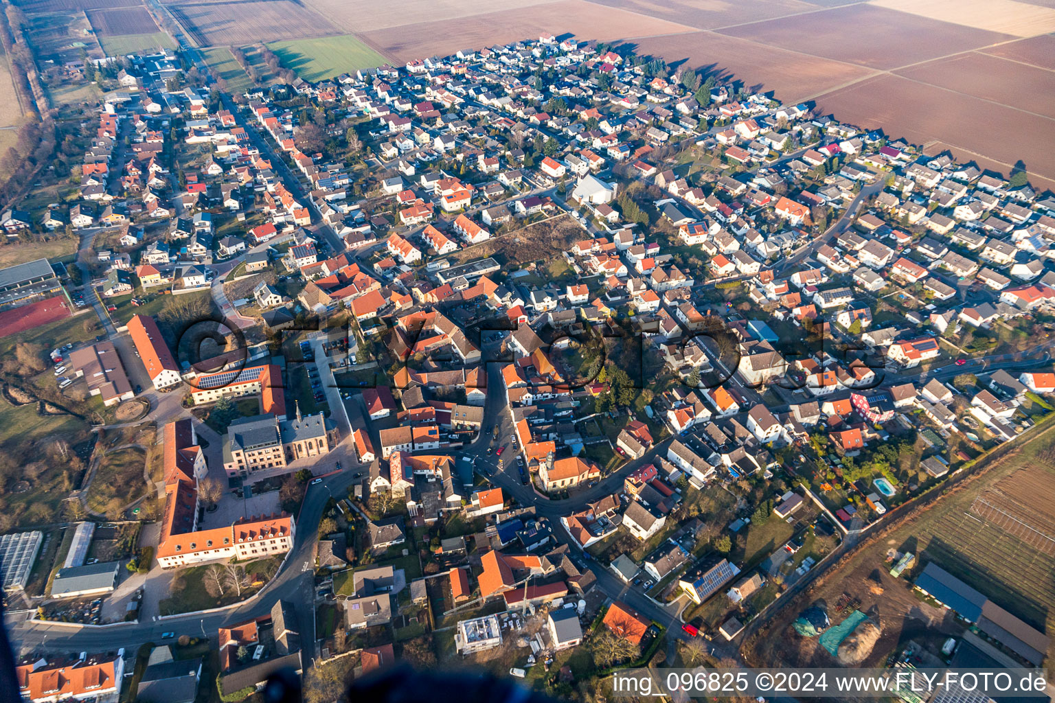 Vue aérienne de Quartier Klein-Zimmern in Groß-Zimmern dans le département Hesse, Allemagne