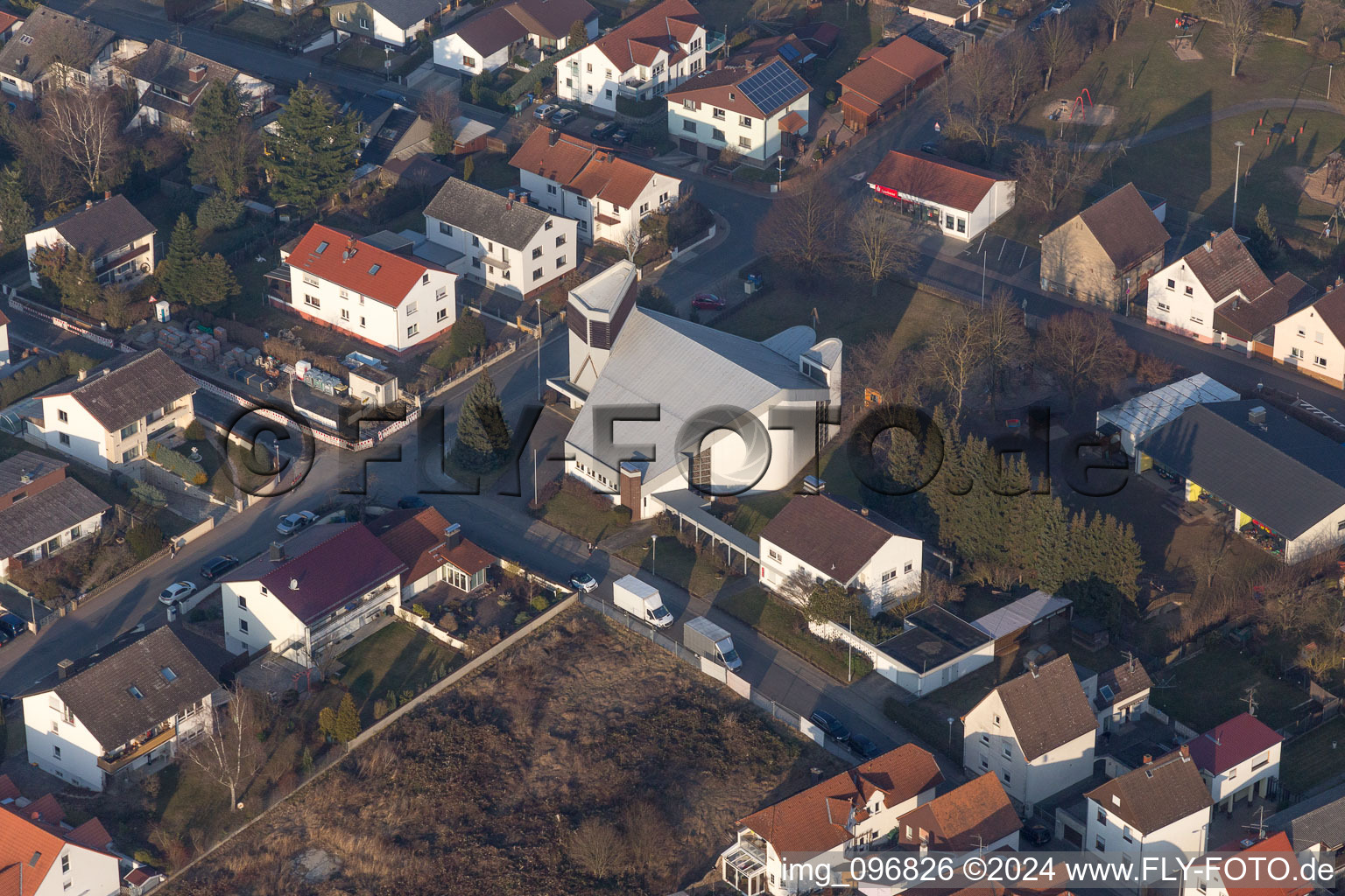 Vue aérienne de Bâtiment d'église au centre du village à le quartier Klein-Zimmern in Groß-Zimmern dans le département Hesse, Allemagne