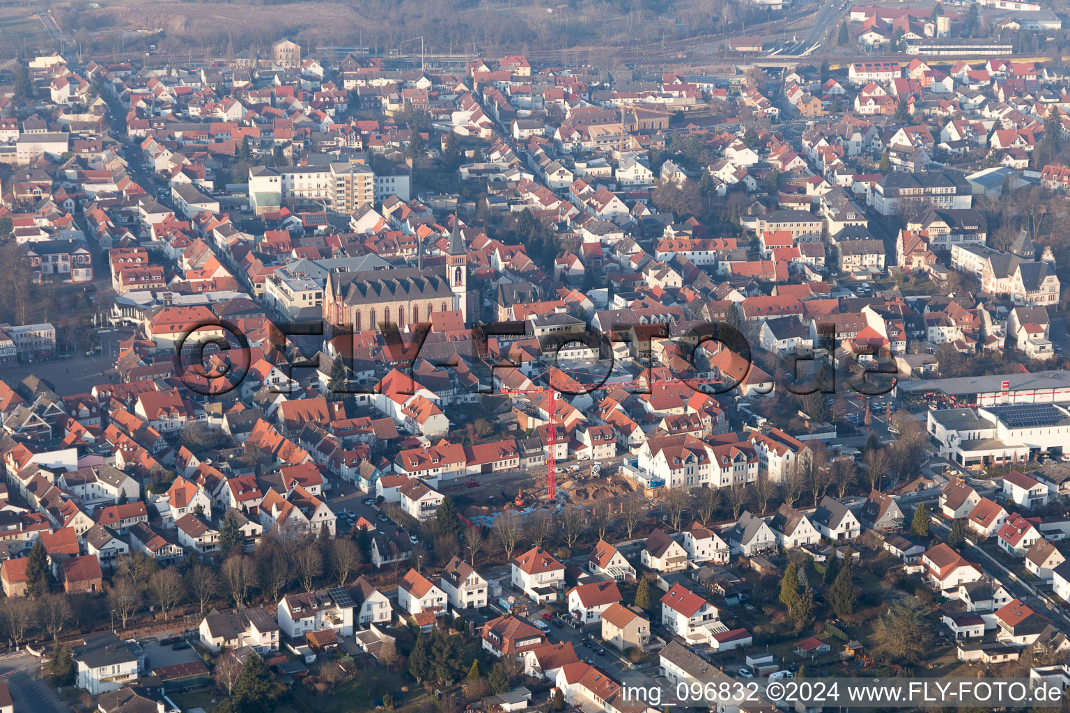 Vue aérienne de Église dans le centre historique du centre-ville à Dieburg dans le département Hesse, Allemagne