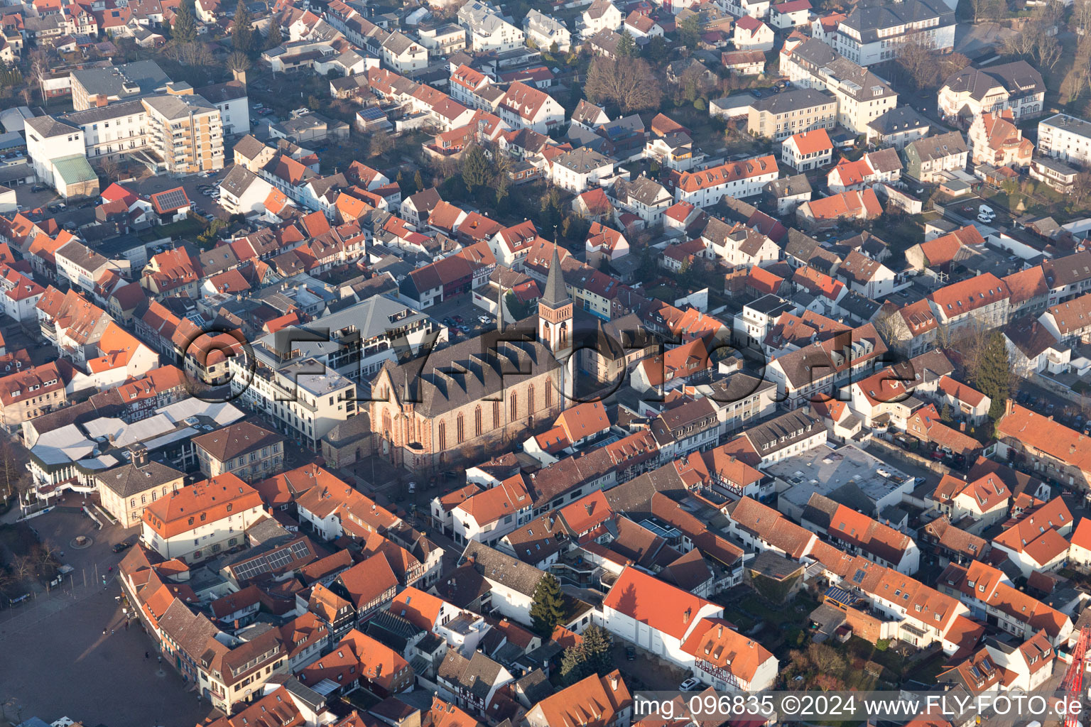 Photographie aérienne de Église dans le centre historique du centre-ville à Dieburg dans le département Hesse, Allemagne